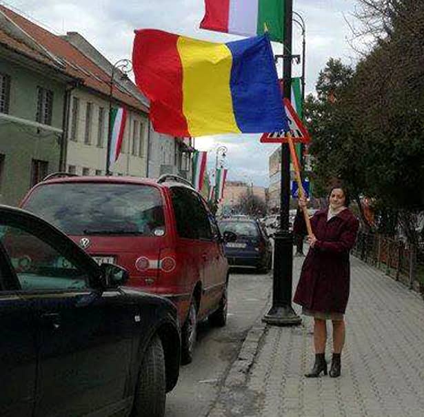 Ce a făcut o româncă furioasă, sub drapelul maghiar arborat în centrul oraşului Sfântu Gheorghe