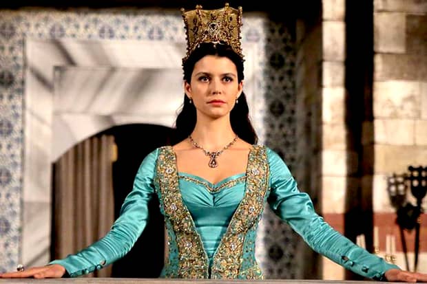 Cum arată de fapt Beren Saat, actriţa care o interpretează pe sultana KOSEM, în realitate! Vei avea un şoc când vei vedea imaginile