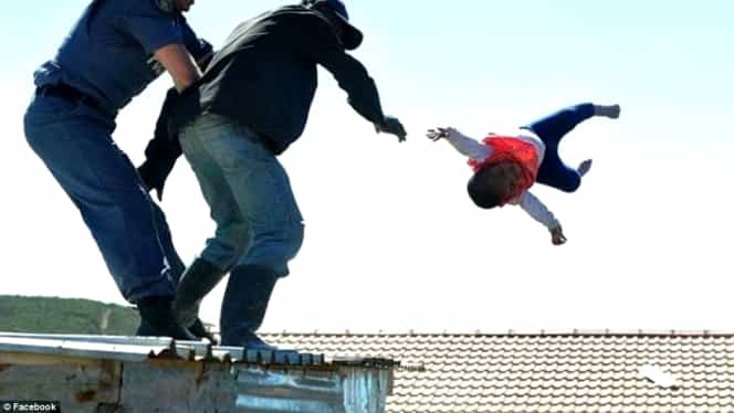 Momentul în care un tată îşi aruncă bebeluşul de pe acoperiş. Cum a fost salvat