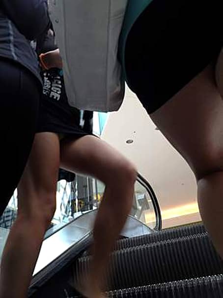 Ce nesimţiţi! Au fotografiat aşa femeile în timp ce urcau pe scara rulanta, într-un mall din centrul oraşului