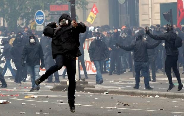 IMAGINI LIVE: Proteste violente în Franța! Gaze lacrimogene, tunuri de apă și piatră cubică scoasă de pe Champs Elysees