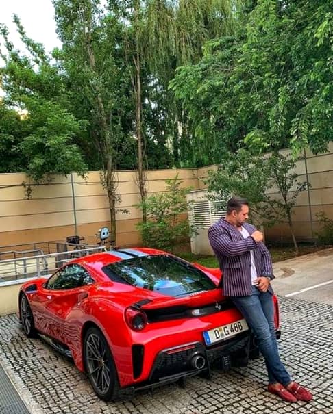 ”Navetă” de 400.000 de euro. Alex Bodi conduce prin București o mașină atât de rară încât Bianca rămâne impresionată de fiecare dată