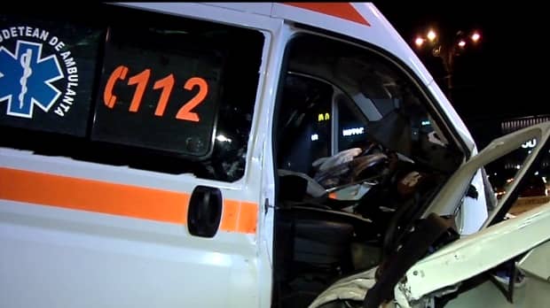 Foto. Accident grav în Bucureşti. Ambulanţa a fost spulberată de un autoturism
