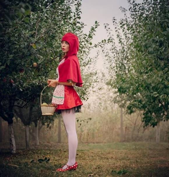 Anca Dumitra Gianinuța din Las Fierbinți s-a pozat îmbrăcată în Scufița Roșie