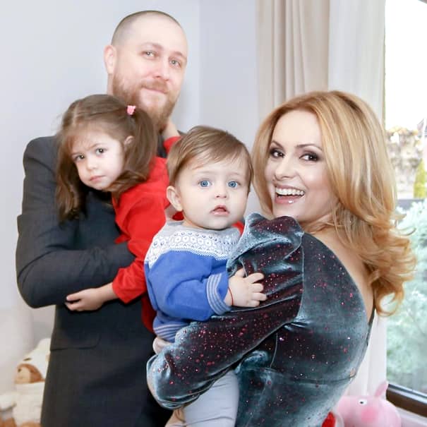 Simona Gherghe și-a creștinat fiul în weekend. Băiețelul prezentatoarei TV are 8 luni. FOTO