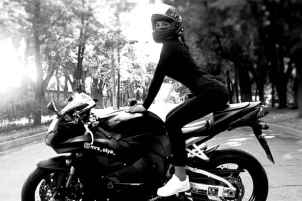 Olga Petrova, cea mai sexy motociclistă din Rusia, a murit la 22 de ani