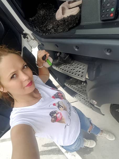 Cea mai sexy şoferiţă de TIR este româncă! Iată cum se pozează Elena