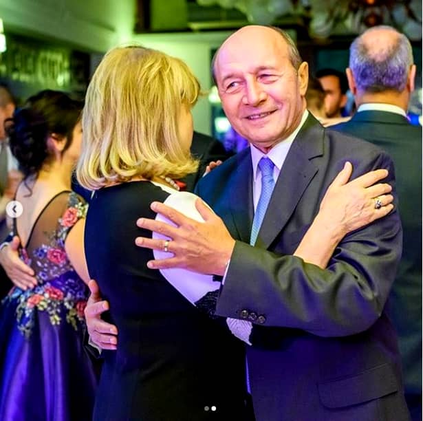 Cum a venit Elena Băsescu îmbrăcată la botezul fetiței Adelinei Pestrițu