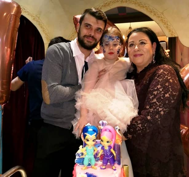 Oana Roman s-a supărat pe soţul ei, chiar la petrecerea de 5 ani a fiicei lor