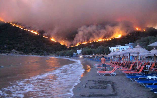 INCENDII DEVASTATOARE ÎN GRECIA: Paradisul grecesc, mistuit de flăcări!