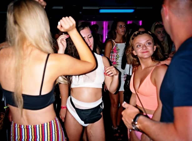Desfrâu total în cluburile din centru! Aceste tinere s-au îmbătat de Ziua Femeii şi imaginile au devenit virale