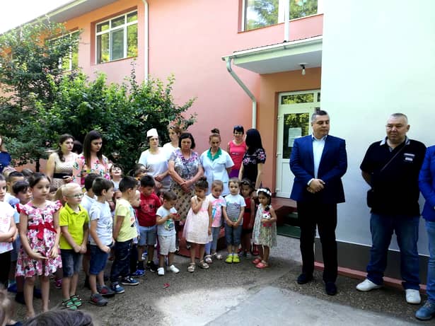 Mai mult, Primarul Cătălin Hurdubae a ținut și o cuvântare în fața copiilor de grădiniță