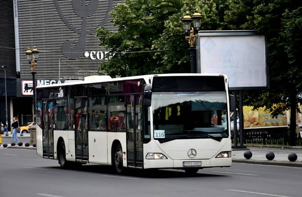 Au crescut amenzile pentru Societatea de Transport Bucureşti (STB). Un autobuz circulă în centrul Bucureştiului