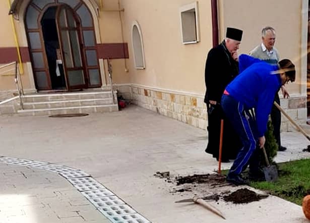 Preotul a scos mortul din biserică pentru a face curat, la Piatra Neamţ! Scene revoltătoare