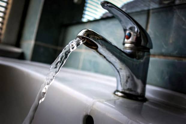 Ministrul Sănătăţii, Sorina Pintea, avertisment pentru bucureşteni privind apa de la robinet: „Să nu fie folosită pentru băut sau hrană”