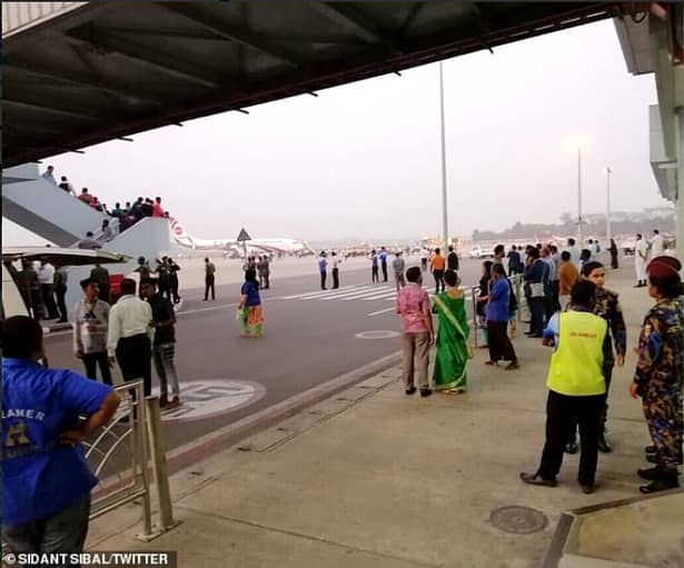 Un avion care mergea la Dubai, deturnat de un bărbat înarmat. Un om a murit