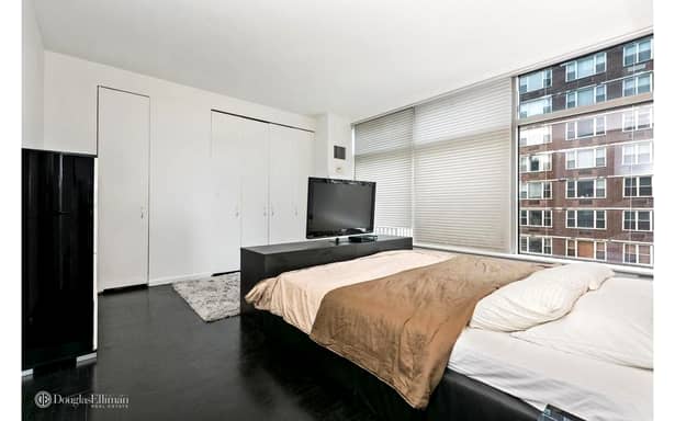 Printre proprietățile pe care le deține, Valentina Pelinel are un apartament în New York, pentru care ar fi cerut 1 milion de dolari. Acesta este mobilat și utilat după ultimele tendințe, iar în momentul de față este învhiriat pentru o sumă fabuloasă.