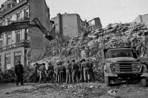 Memorabilul cutremur din '77 s-a produs în jurul ore 21:00, pe data de 4 martie. În doar 56 de secunde, și cu o magnitudine de 7.2 grade, a reușit să aducă mari daune României. La nivelul țării 11.300 de răniți au fost înregistrați, din care 1.391 doar în Capitală, 1.507 victime, și un număr de 35.000 de locuințe dărmate din temelii.