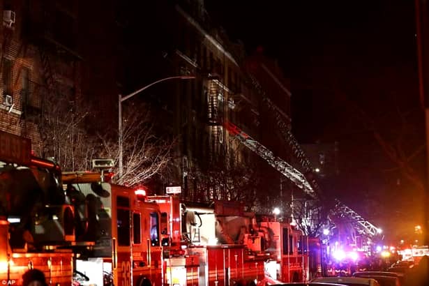 Incendiu grav în New York. Cel puţin 12 persoane, între care şi un copil de un an, au murit
