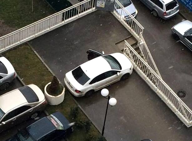 Şi-a parcat maşina pe băncile din parc! IMAGINI INCREDIBILE surprinse în trafic!