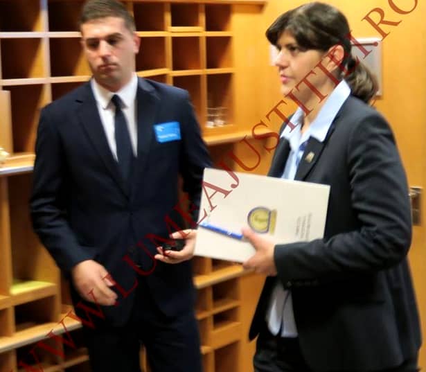 Laura Codruța Kovesi a fost mutată la Parchetul General, după ce luni președintele Klaus Iohannis a decis revocarea sa din funcție, pentru a respecta decizia Curții Constituționale. 