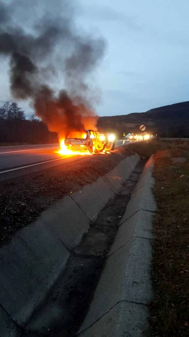 Trafic înfiorător pe DN1! Între Brașov și Făgăraș a luat foc o mașină