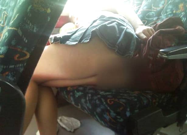 Studenta asta mergea de la Caracal la Craiova… Uite cum a fost fotografiata de un calator in timp ce dormea! GALERIE FOTO. Şi alte tinere au comis-o în timp ce dormeau!