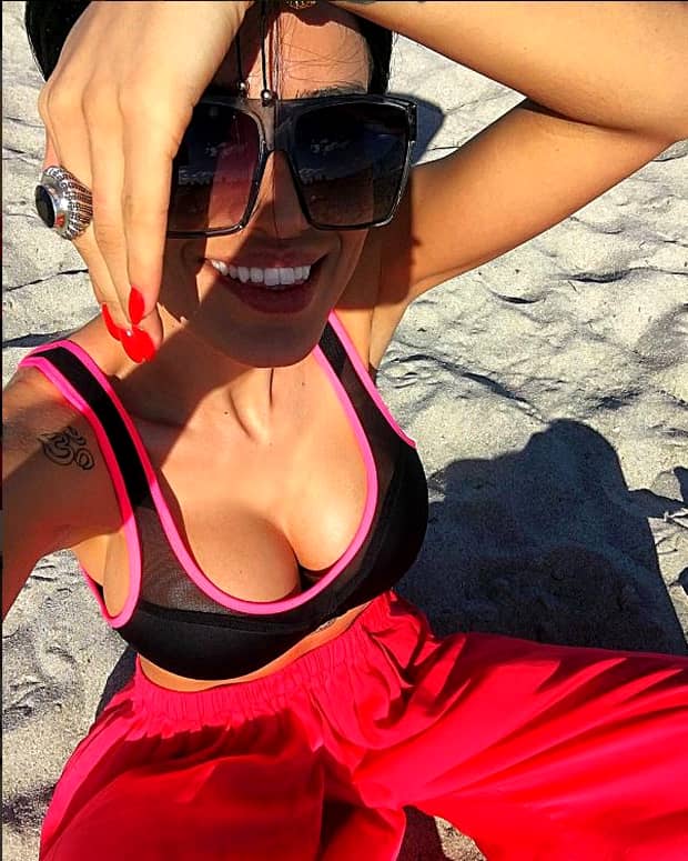 GALERIE FOTO. Adelina Pestriţu lasă tot mai mult la vedere pe plaja din Miami