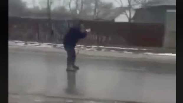 Clipul ajuns viral în România, după ploaia înghețată! Cum s-a “dat” pe şosea “Nea Ilie”, în Brăila