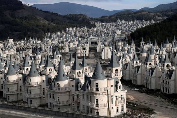 Oraș fantomă în Turcia, cu peste 500 de castele luxoase! VIDEO din Burj Al Babas