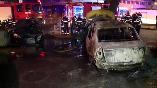 Două maşini, distruse de un incendiu în Bucureşti! Totul a pornit de la un panou electric stradal