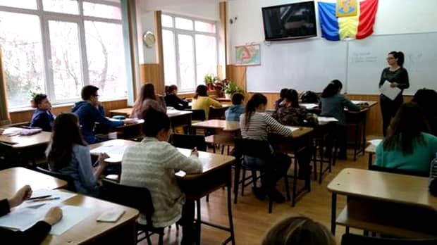 Revoltător! Ce învață elevii români din manualul de Limba Română de clasa a patra despre „Babele” și „Sfinxul”