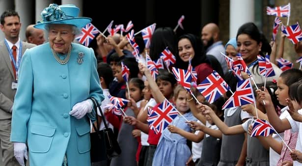 De ce Regina Elisabeta a II-a a Marii Britanii are bani doar o dată pe săptămână în celebra ei poşetă! GALERIE FOTO