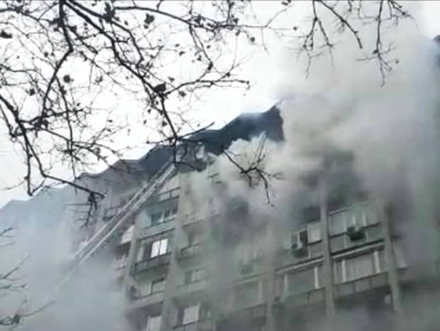Fum gros în centrul Capitalei! Un apartament arde pe Bulevardul Magheru