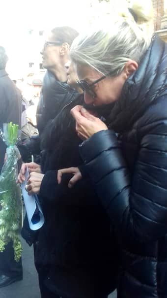 Înmormântare Ilie Balaci. Soția fotbalistului și cele fouă fiice, răpuse de durere în momentul în care sicriul a fost scos din biserică