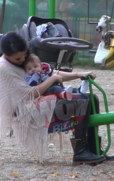 VIDEO / Imagini inedite cu Andreea Mantea şi bebeluşul ei în parc. Ce a făcut vedeta