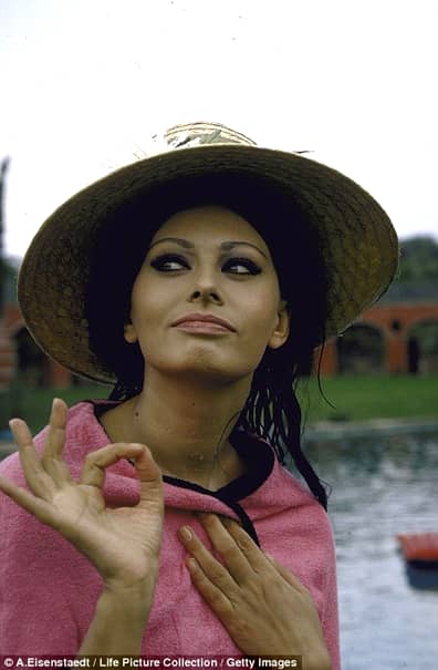 GALERIE FOTO. Sophia Loren, în costum de baie! Imagini RARE