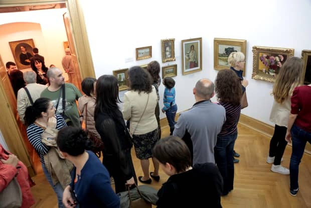Artiştii români scot la licitaţie lucrări pentru strângerea de fonduri în sprijinul Australiei. Peste 40 de opere de artă pot fi cumpărate