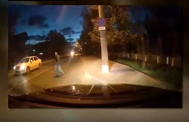 Un bărbat urla în plină stradă, printre mașini, în Iași. Ce s-a întâmplat când un șofer a început să îl filmeze