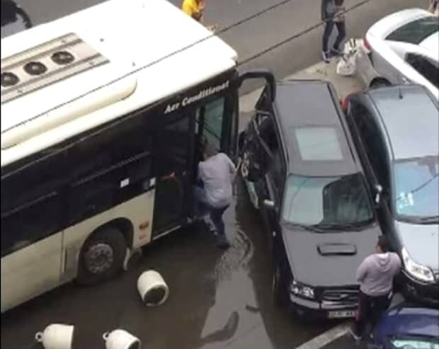 Un autobuz a lovit 6 mașini, în Capitală! Ce s-a întâmplat