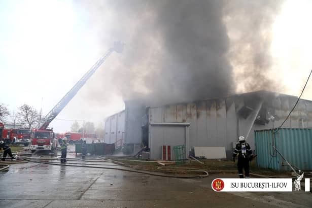 Incendiu puternic în Buftea! 100 de pompieri şi 16 autospeciale au intervenit! Mesajul ISU