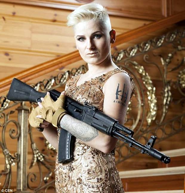 Fotografii NONCONFORMISTE cu femei din armata Ucrainei. Ce pot să facă cu un Kalashnikov!