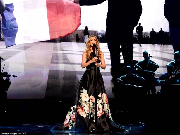 GALERIE FOTO. Muzică, LACRIMI şi durere! Celine Dion, TRIBUT EMOŢIONANT pentru victimele atentatului de la Paris. Toţi spectatorii au cîntat tremurînd piesa!