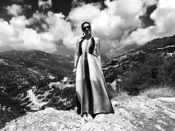 Laura Andreșan, într-o rochie lungă., în aer liber, la munte