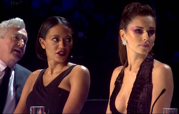 GAFA SECOLULUI la „X Factor”!  Sutienul i-a jucat feste şi a rămas cu sînul pe afară