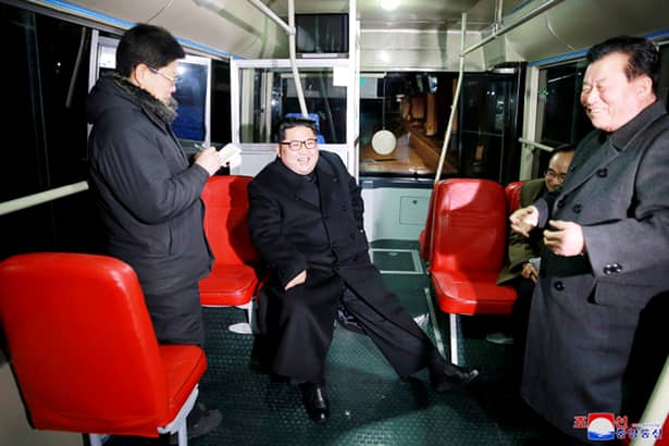 Imagini inedite din Coreea de Nord! Kim Jong-un a testat un troleibuz!