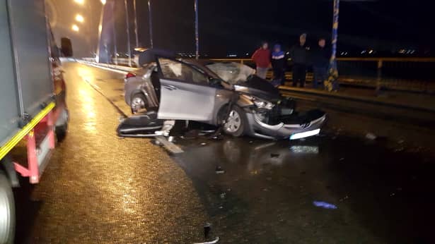 Un grav accident de circulaţie s-a produs miercuri, în jurul orei 20:00, pe DN 2A, la Ovidiu, judeţul Constanţa. Un autoturism a intrat pe contrasens şi a lovit din plin o maşină în care se aflau trei femei şi un copil.
