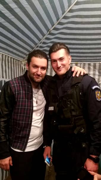 Smiley alături de sosia sa de la Jandarmeria Română. Cântăreţul s-a fotografiat alături de locotenentul Florentin Băloi
