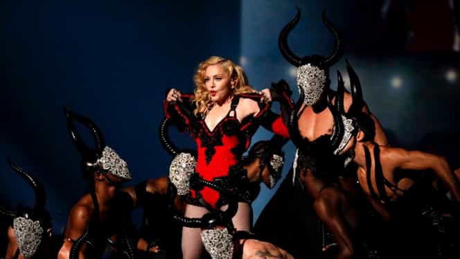 Madonna surprinsă în IPOSTAZE INDECENTE. A uimit publicul