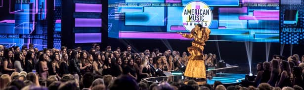 La gala American Music Awards 2018 au fost prezenți artiștii momentului cum ar fi: Cardi B, Taylos Swift, cântărețe care au atras toate privirile prezentându-se exeplar pe covorul roșu. Marii artiști ai lumii au fost prezenți zilele trecute la festivalul anual American Music Awards. Prezențele lo au lăsat fără suflare oamenii prezenți la eveniment, cunoscutele cântărețe prezentându-se extrem de sexy, însă cu o doză de eleganță, iar unele și cu simplitate.